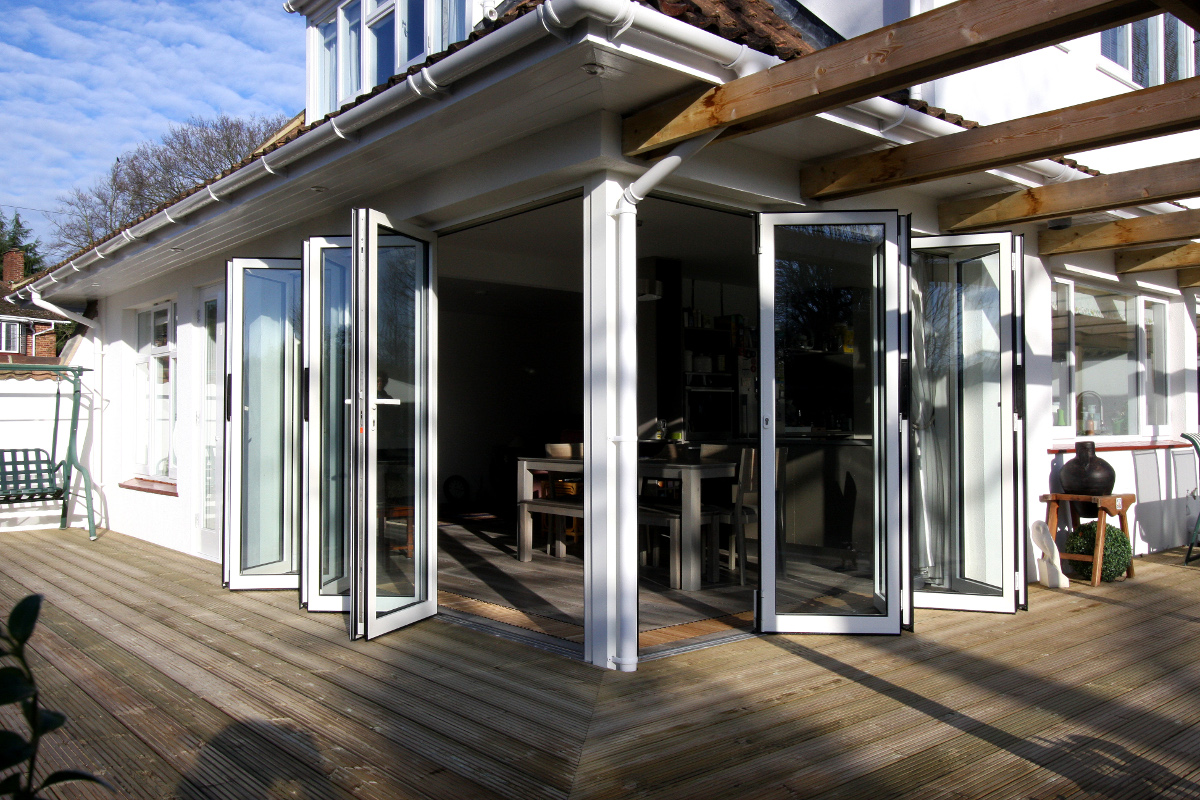 iq-aluminium-berry-way-bi-fold-doors (19) Corner open bifolds